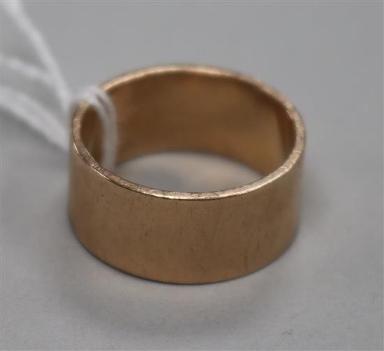 A George V plain 9ct gold wedding band, size R.